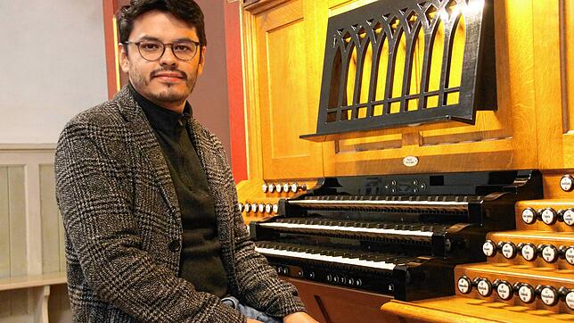Victor Rodriguez an der Orgel im Radolfzeller Münster &ndash; einer seiner Arbeitsplätze in seiner Funktion als Münsterkantor.