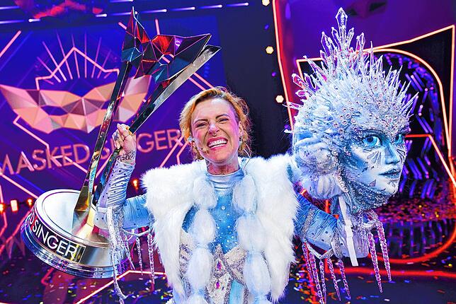 Dezember 2023: Jennifer-Rostock-Sängerin Jennifer Weist (37) als Eisprinzessin. Sie übergibt den Pokal an ihre Nachfolgerin oder ihren ...