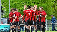 Der FC Überlingen hat sich mit 2:0 gegen die SpVgg F.A.L. durchgesetzt. Hier bejubeln die Gastgeber das 1:0 durch Philipp Dietrich.