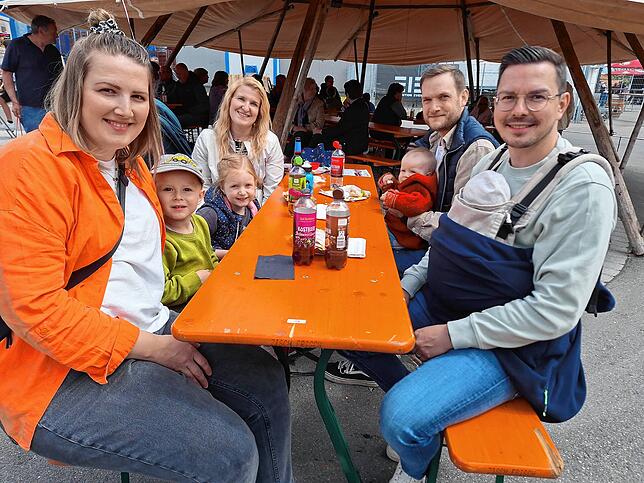Die Besucher, darunter viele Familien, schauen sich in Ruhe die ausstellenden Betriebe an und nutzen auch die Gelegenheit, um ...