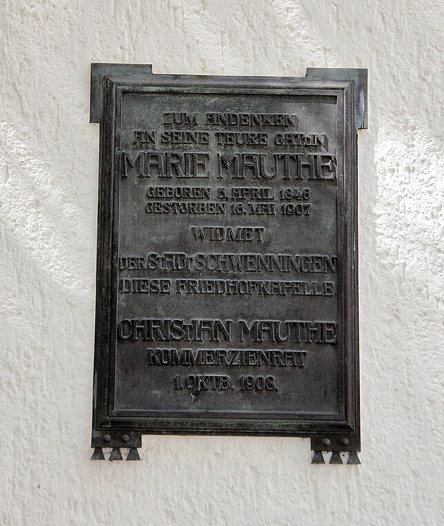 Unternehmer Christian Mauthe ließ heutige Sophienkirche 1908 zu Ehren seiner verstorbenen Frau Marie errichten. Eine Tafel am Gebäude ...