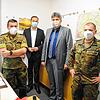 Die Bundeswehr unterstützt mit zehn Soldaten der Deutsch-Französischen Brigade das Gesundheitsamt Waldshut bei der Nachverfolgung von ...