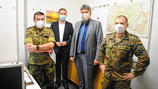 Die Bundeswehr unterstützt mit zehn Soldaten der Deutsch-Französischen Brigade das Gesundheitsamt Waldshut bei der Nachverfolgung von ...