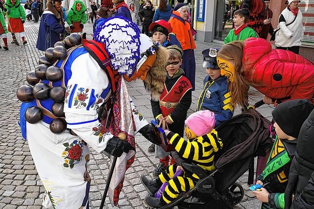 So süß: Schwenninger Hansel lässt das kleine Kind in seine Süßigkeiten-Schatulle greifen.