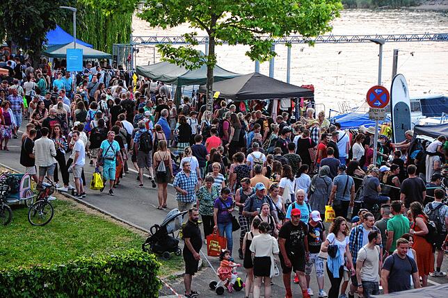 Bild 32: Run auf den großen Flohmarkt mit mehr als 1000 Ständen in Konstanz