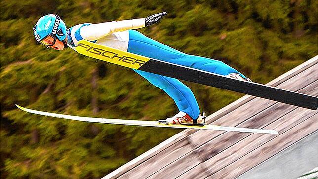 Rauf auf die Schanze und ab in die Luft: Nils Mutterer aus Bernau ist beim Skispirngen in seinem Element. Bild: Jan Simon Schäfer