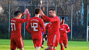 2:0 hat der SV Uhldingen (Jubel über das 2:0 von Mitko Dimitrov, rechts) den SV Orsingen-Nenzingen besiegt.