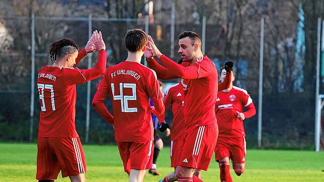 2:0 hat der SV Uhldingen (Jubel über das 2:0 von Mitko Dimitrov, rechts) den SV Orsingen-Nenzingen besiegt.