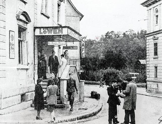 Franzosen im Gefolge der Vichy-Regierung vor dem Hotel Löwen in Sigmaringen im Herbst 1944.