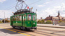 Der Wagen 47, „Anggebliemli“, auf der Dreirosenbrücke, ist das älteste betriebsfähige Basler Tram.