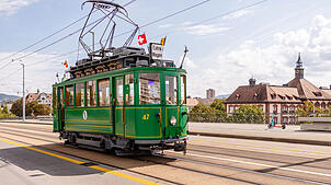 Der Wagen 47, „Anggebliemli“, auf der Dreirosenbrücke, ist das älteste betriebsfähige Basler Tram.