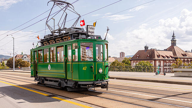 Der Wagen 47, „Anggebliemli“, auf der Dreirosenbrücke, ist das älteste betriebsfähige Basler Tram.
