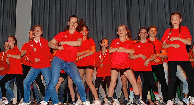 Die Jugend lädt mit Begeisterung die Zuschauer zu einem Flashmob ein.