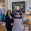 Ausgezeichnet: Kuratorin Elena Romanzin mit den Publikumslieblingen des diesjährigen Grand Salons: Pier Toffoletti mit &bdquo;Face ...