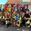 Mitglieder der Feuerwehr Tiengen mit dem geretteten Igelbaby.
