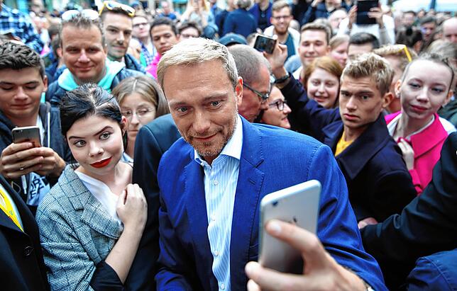 FDP-Chef Christian Lindner macht bei einer Wahlkampfveranstaltung in Düsseldorf ein Selfie mit einer Anhängerin.