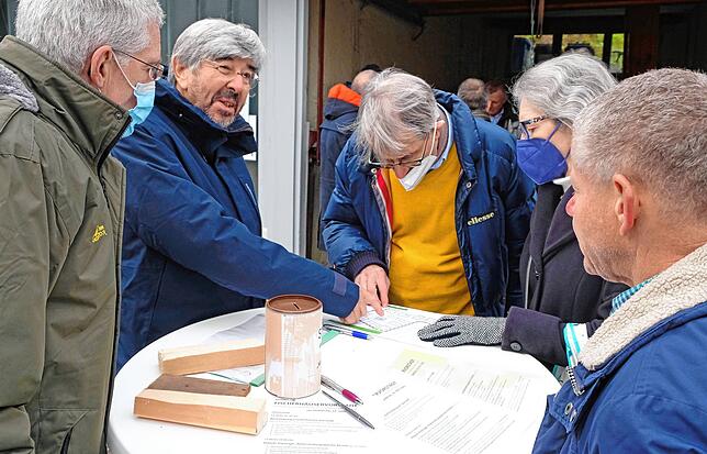 Achim Dochat von der Überlinger Bürgerallianz (Zweiter von links) warb um weitere Unterstützer und moderierte anschließend die ...