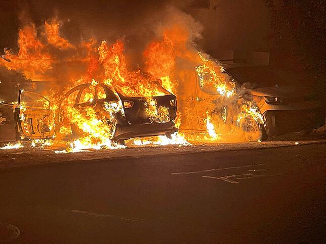 Die Autos brennen lichterloh.