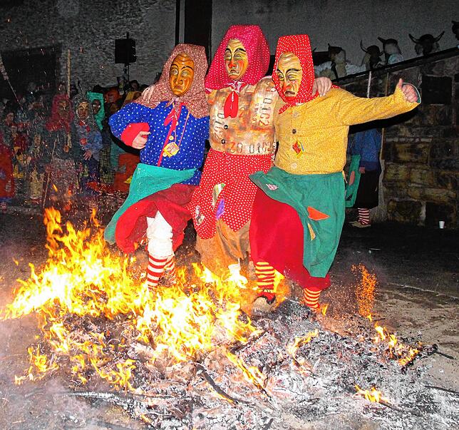Die Krummen Hexen springen über das Hexenfeuer – hier ein Bild von Februar. Wie jedes Jahr passiert das zweimal. Dieses Jahr schon ...