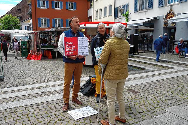 Viele Passanten nutzen die Gelegenheit bei Jürgen Schmitz und Andrea Stein etwas loszuwerden. Von den meisten Menschen die sie ...