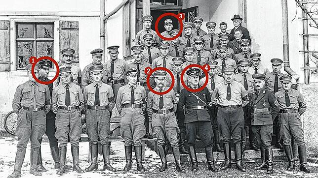 Stockach 1935. Lokale NS-Funktionäre vor dem NSDAP-Kreisschulungsheim. Zwei gehören zum Stockacher SS-Sturm (Nr. 1 und 4); Nr. 2 ist ...