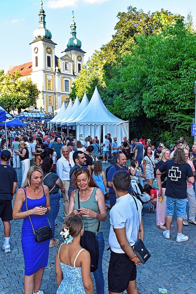 Bild 24: Donaueschingen genießt ausgelassen den Samstagabend beim Donauquellfest