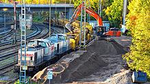 Für die Sanierung der Schwarzwaldbahn zwischen Hornberg und St. Georgen werden große Mengen Material benötigt. Hier wird am Villinger ...