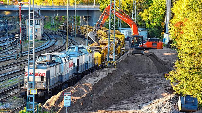 Für die Sanierung der Schwarzwaldbahn zwischen Hornberg und St. Georgen werden große Mengen Material benötigt. Hier wird am Villinger ...