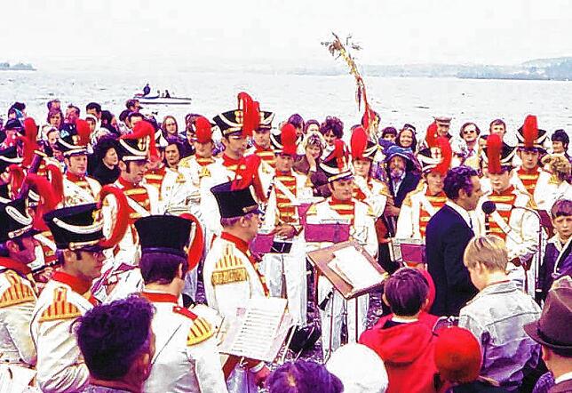 Als zusätzliche Besonderheit spielte die Bürgermusik bei diesem speziellen Inselkonzert in der historischen Uniform der Bürgerwehr.