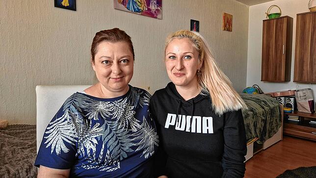 Irina Klassen (links) aus Immenstaad half ihrer Freundin Oleksandra Muraviova bei der Wohnungssuche.