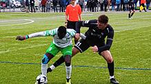 Alieu Sarr von der DJK Donaueschingen (links) im Kampf um den Ball mit Denkingens Jan Ammann. Den Kampf um die Punkte gewannen die ...