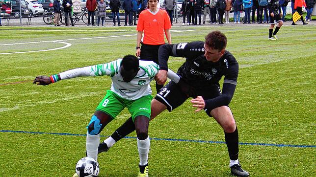 Alieu Sarr von der DJK Donaueschingen (links) im Kampf um den Ball mit Denkingens Jan Ammann. Den Kampf um die Punkte gewannen die ...