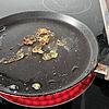 (Symbolbild) Die Pfanne steht auf der Herdplatte, und der, der sie eingeschaltet hat, ist eingeschlafen ... Für die Feuerwehr sind ...