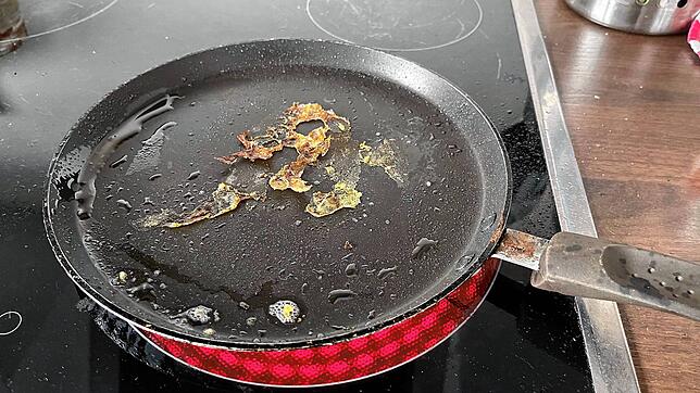 (Symbolbild) Die Pfanne steht auf der Herdplatte, und der, der sie eingeschaltet hat, ist eingeschlafen ... Für die Feuerwehr sind ...