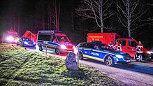 Feuerwehr und Polizei bei der Suchaktion nach dem vermissten Jungen. Das Kind wurde unverletzt gefunden, der entscheidende Tipp kam von ...