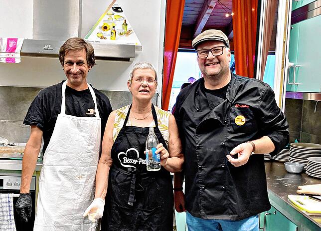 In der Küche sorgen Christian Vöhrenbach (rechts) und Gabi Higler für einen reibungslosen Ablauf. Auch Kilian Schmidt (links), ...