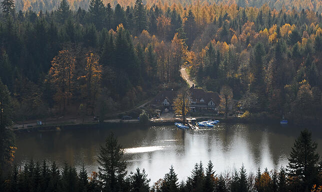 Rund 50&nbsp;000 Jahre schon besteht der Bergsee.