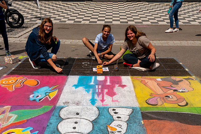 Beim Street Art Festival malen auch viele Gruppen und Familien. Bild: Hans-Jürgen Götz
