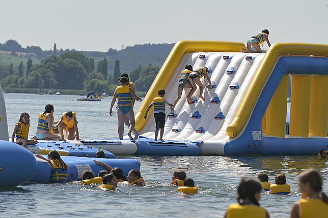 Wahrscheinlich die beste Option am heißen Hausherrenmontag: Kinder verschaffen sich eine Abkühlung auf der Wasserspielinsel des FC ...