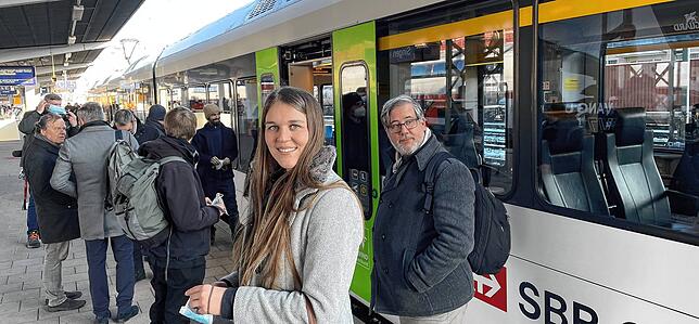 Streckenchefin Alexandra Bernauer und Michael Jampen vom Bundesamt für Verkehr vor dem neuen Rhyhas kurz vor der Abfahrt in Singen.