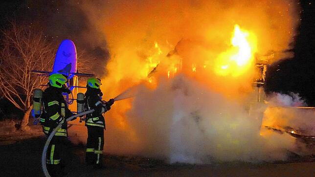 Lichterloh brannten am frühen Dienstagmorgen, 9. Januar, zwei Holzschuppen in Mittelzell auf der Insel Reichenau. Die Feuerwehr konnte ...