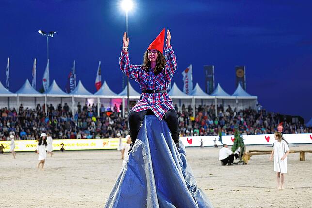 Bild 11: Tausende beim Showabend zur Eröffnung des Fest der Pferde 2024