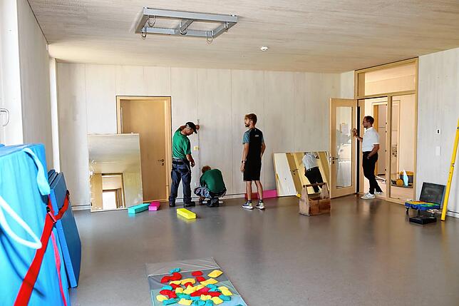 Durch den Bau der Erweiterung wird das Kinderhaus wieder einen Bewegungsraum haben. Werner Beha und Jan Schwarzälder (von links) vom ...