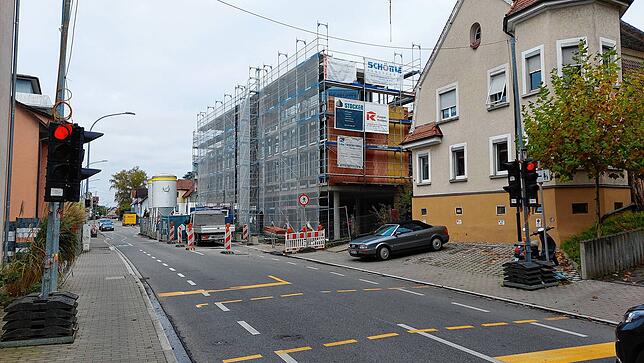 Eigentlich sollte die halbseitige Sperrung der Fürstenbergstraße entlang der Baustelle Ende April 2024 aufgehoben werden. Doch nun ...