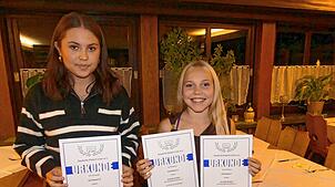 Finia Schneider (links), die die Eiskunstlauf-Klasse sechs bestanden hat, und Amelie Eckert, die 2024 die Eiskunstlauf-Klassen sieben ...