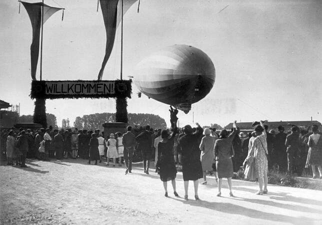 LZ 127 am 4. September 1929 bei der Ankunft in Friedrichshafen, wo es von der Bevölkerung freudig empfangen wurde.