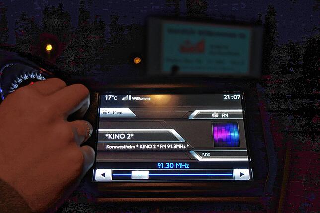 Der Ton kommt übers Autoradio. Surround-Sound gibt‘s aber nur bei passender Anlage im Auto.
