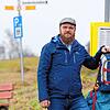 Maurice Müller steht an der Bushaltestelle in Überlingen-Brachenreute, von wo aus seine Kinder bisher zur Grundschule nach Hödingen ...