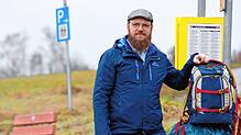 Maurice Müller steht an der Bushaltestelle in Überlingen-Brachenreute, von wo aus seine Kinder bisher zur Grundschule nach Hödingen ...