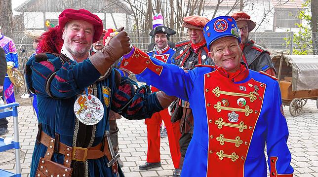 Andreas Fürst alias Junker Hans (l.) und Holger Reutemann, Zunftmeister der Rattlinger, besuchen das Kinderhaus in Rielasingen. Bild: ...